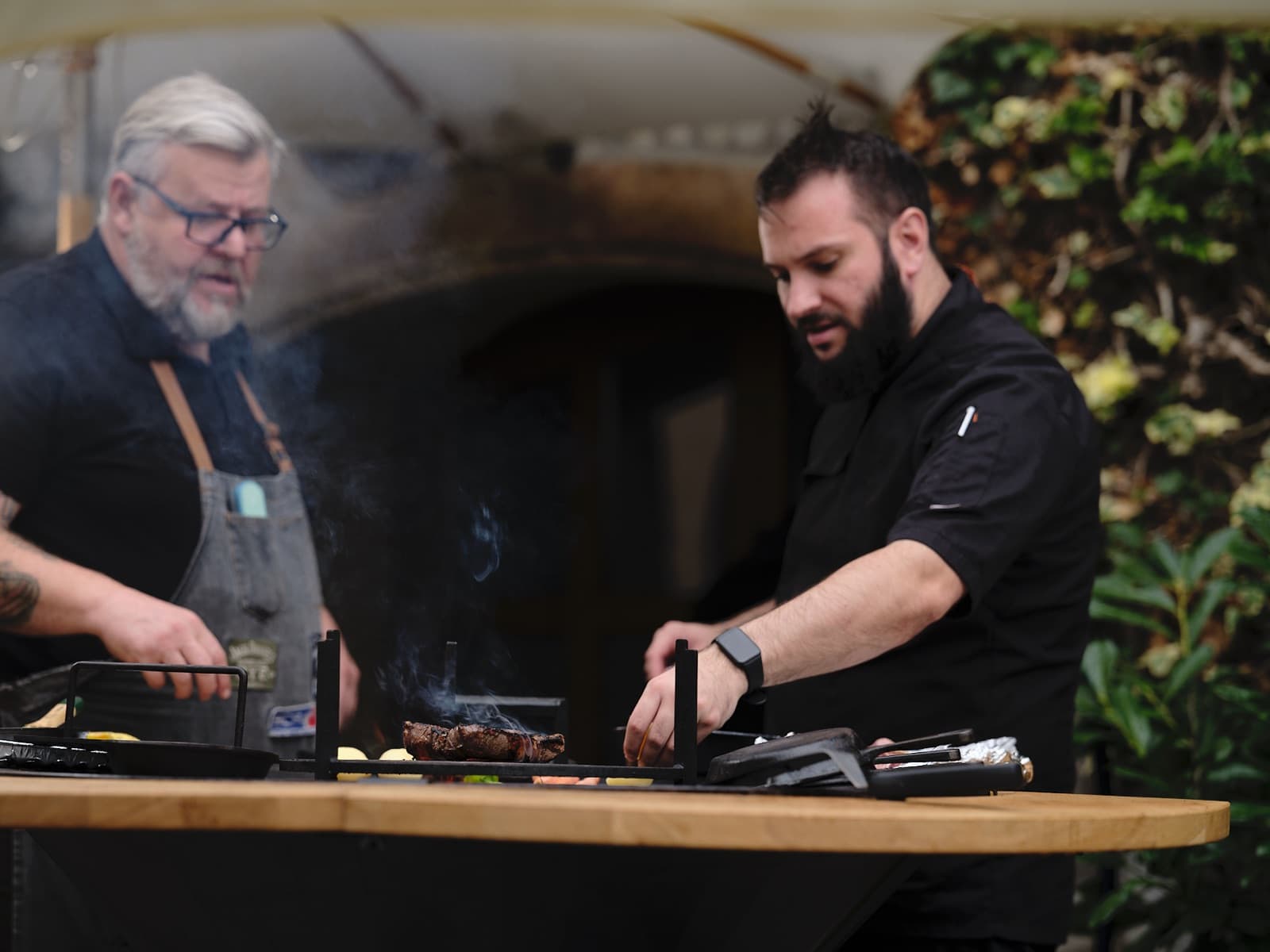 A csapat munka közben a grillnél