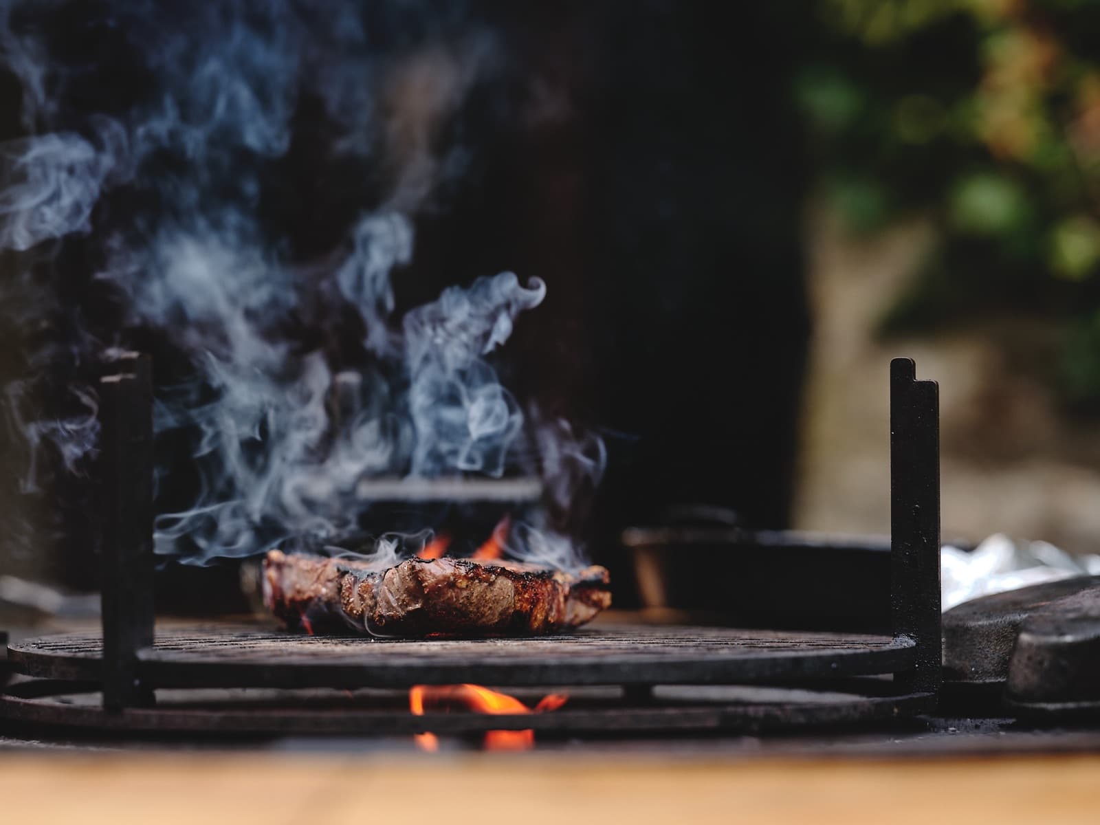 Steak a tűz fölött, füstben